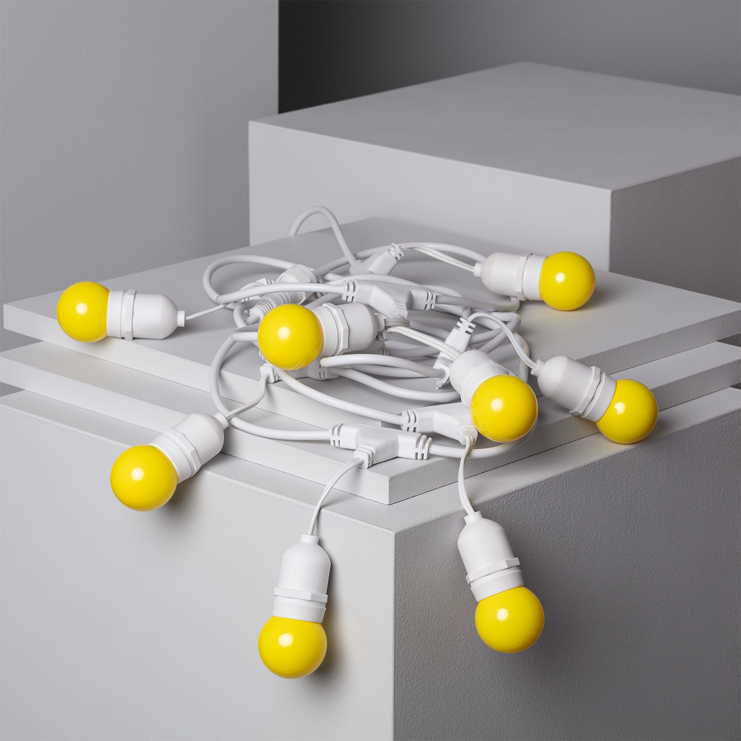 Kit Guirlande Waterproof 5.5m Blanche + 8 Ampoules LED E27 G45 3W de Couleurs Jaune