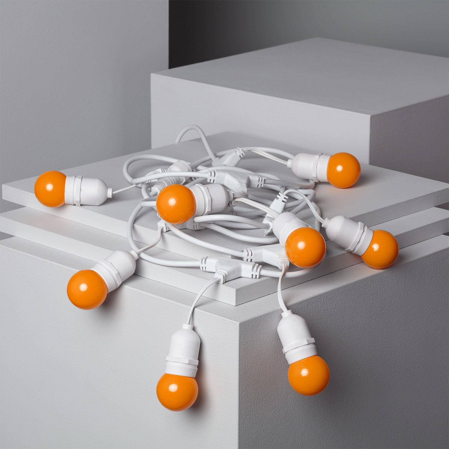 Kit Guirlande Waterproof 5.5m Blanche + 8 Ampoules LED E27 G45 3W de Couleurs Orange
