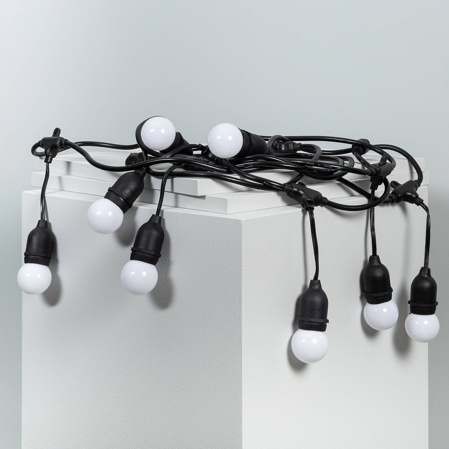 Kit Guirlande Waterproof 5.5m Noire + 8 Ampoules LED E27 G45 3W de Couleurs Blanc